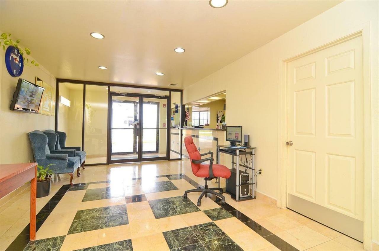 Pine Point Inn & Suites Smithville Екстериор снимка