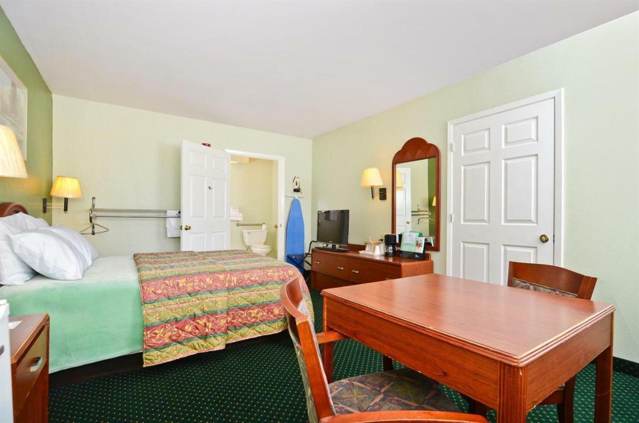Pine Point Inn & Suites Smithville Екстериор снимка
