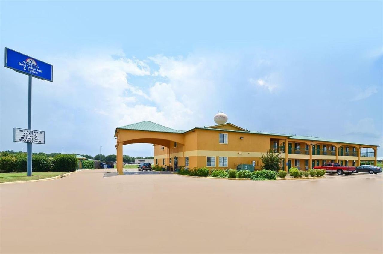 Pine Point Inn & Suites Smithville Екстериор снимка