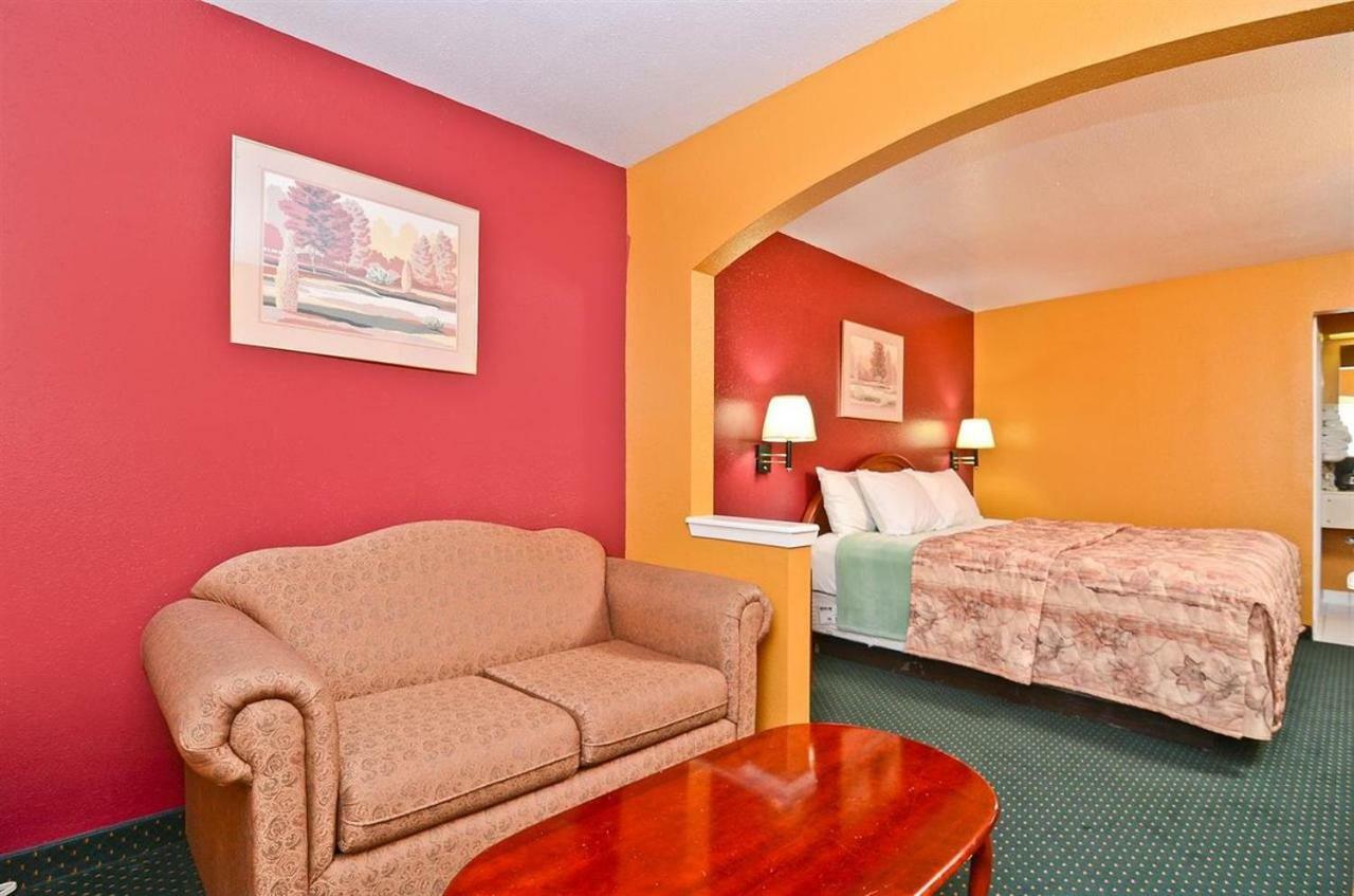 Pine Point Inn & Suites Smithville Екстериор снимка