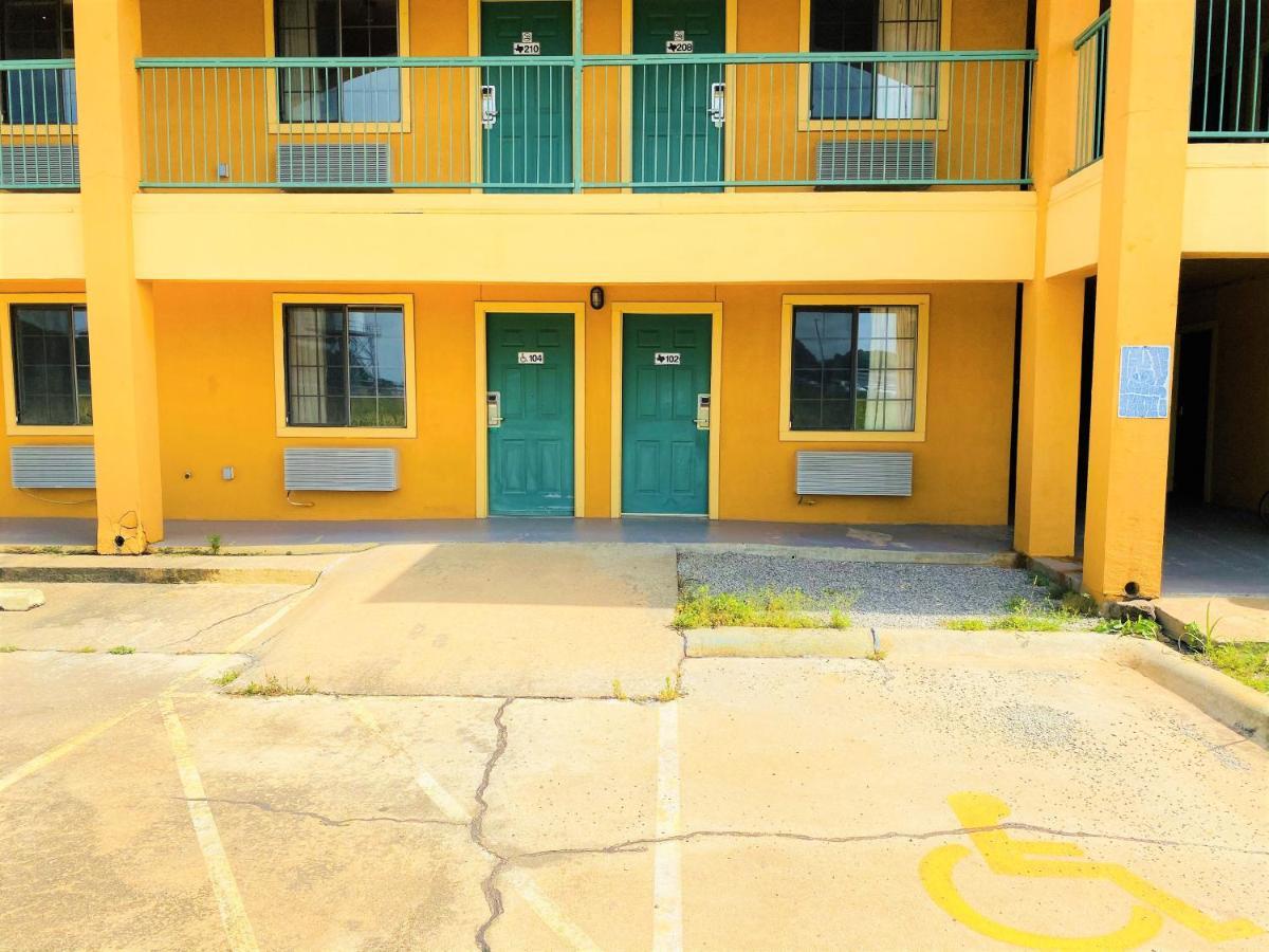 Pine Point Inn & Suites Smithville Екстериор снимка